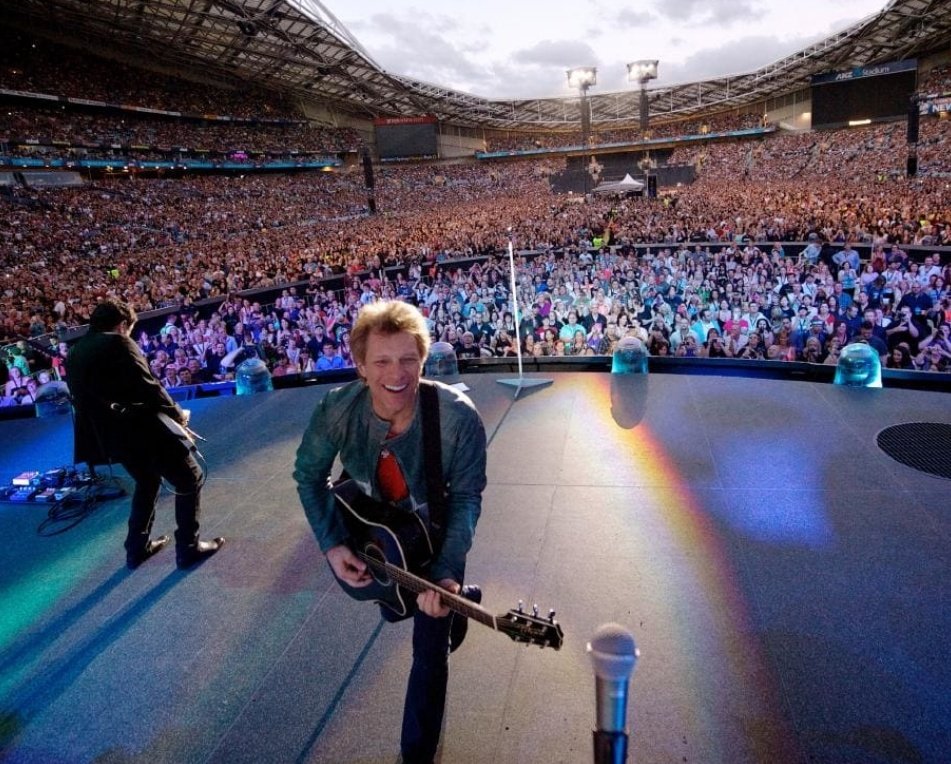 GratitudeDNA's tweet image. ชื่อJon Bon Joviน้อยคนที่ไม่รู้จัก(กูเกิลดู) ศิลปินที่มีมูลค่าทรัพย์สินสุทธิราว410ล้านเหรียญ แสดงคอนเสิร์ตมาทั่วโลกและล้างจานในครัวแจกอาหารคนจน..ครัวที่จัดตั้งขึ้นในรัฐนิวเจอร์ซี่(อเมริกา)ซึ่งเป็นบ้านเกิด ทุกวันนี้ยังทำอาหารเลี้ยงคนไม่เลือกเชื้อชาติและสีผิวท่ามกลางวิกฤตโควิดระบาด