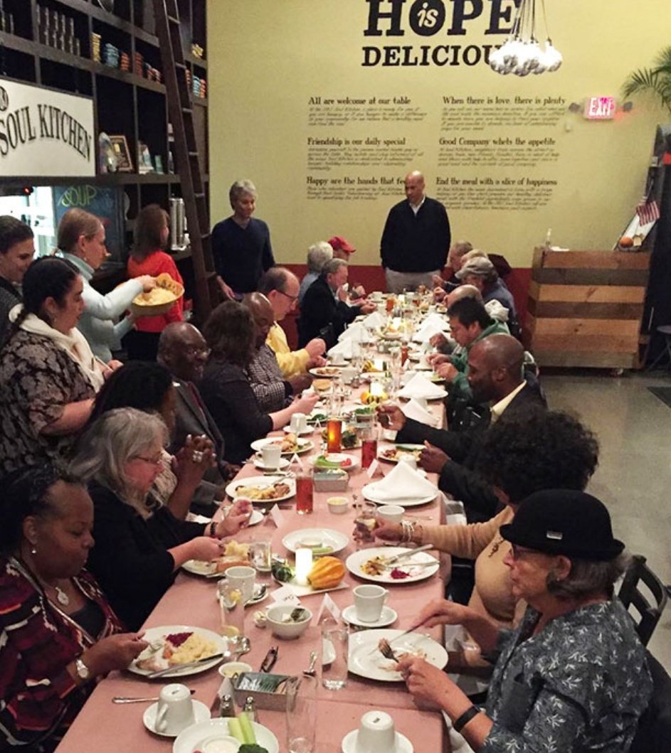 GratitudeDNA's tweet image. ชื่อJon Bon Joviน้อยคนที่ไม่รู้จัก(กูเกิลดู) ศิลปินที่มีมูลค่าทรัพย์สินสุทธิราว410ล้านเหรียญ แสดงคอนเสิร์ตมาทั่วโลกและล้างจานในครัวแจกอาหารคนจน..ครัวที่จัดตั้งขึ้นในรัฐนิวเจอร์ซี่(อเมริกา)ซึ่งเป็นบ้านเกิด ทุกวันนี้ยังทำอาหารเลี้ยงคนไม่เลือกเชื้อชาติและสีผิวท่ามกลางวิกฤตโควิดระบาด