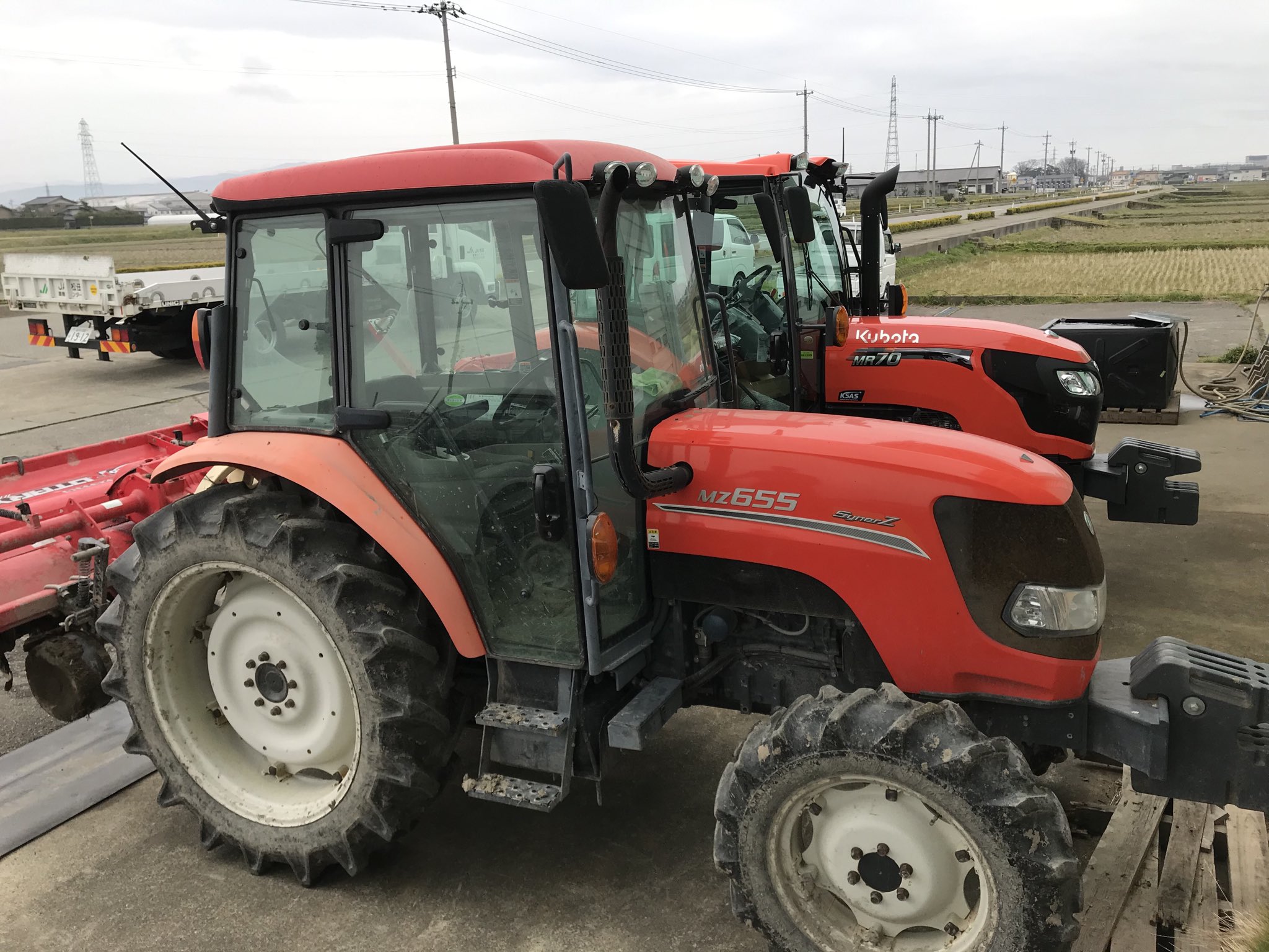米農家 ばんば 自然と共に トラクター 比較 70馬力と65馬力の違い 7年ほど前のトラクターとこれくらいデザインが変わっています クボタ にしようか ヤンマー にしようか も迷いました 近所ではヤンマーが増えてて 使いやすいのかなぁ と思って