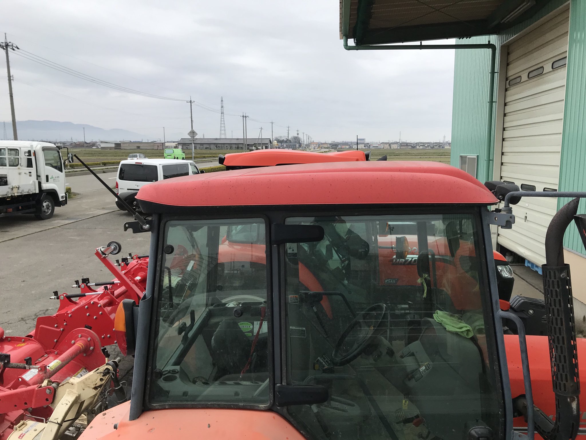 米農家 ばんば 自然と共に トラクター 比較 70馬力と65馬力の違い 7年ほど前のトラクターとこれくらいデザインが変わっています クボタ にしようか ヤンマー にしようか も迷いました 近所ではヤンマーが増えてて 使いやすいのかなぁ と思って