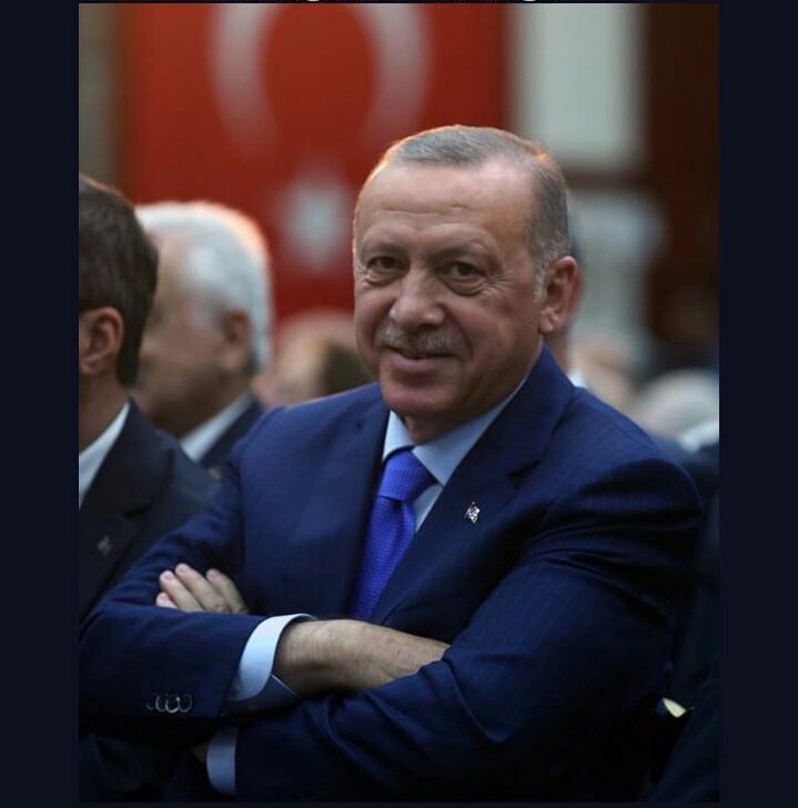 Sen yokken dünyayı izliyoduk 
Sen geldin dünya bizi izliyo REİİİİİİSSS
KARİZMA , ASÂLET....