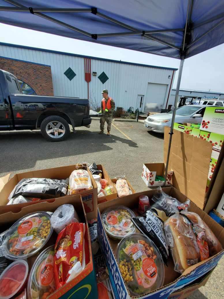 WANationalGuard's tweet photo. Right now Guardsmen are supporting the Walla Walla Blue Mountain Action Council with Mass Distribution.  

Soldiers packaged bulk food into family size portions for a drive through distribution for an estimated 600 household boxes equating to roughly over 20,000 lbs today. https://t.co/nJsWbclAj5