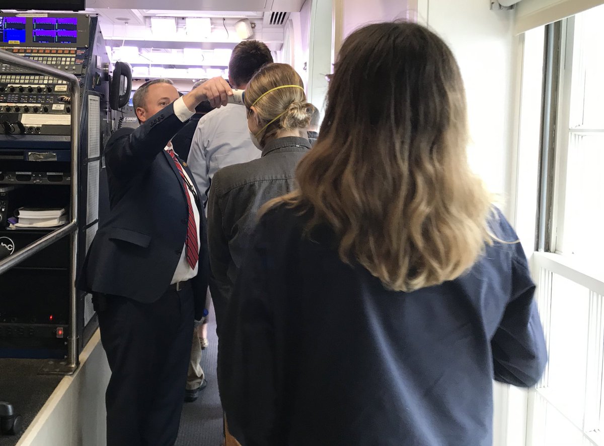 Kelly O'Donnell (@KellyO) on Twitter photo 04/04/2020 19:17:54 Pre-briefing temperature checks at the White House. Pre-briefing temperature checks at the White House.