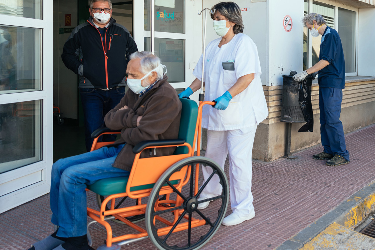 nypost's tweet photo. Spain's coronavirus deaths slow for second day in row https://t.co/W8OPgwMyEc https://t.co/x9jrwUvYue