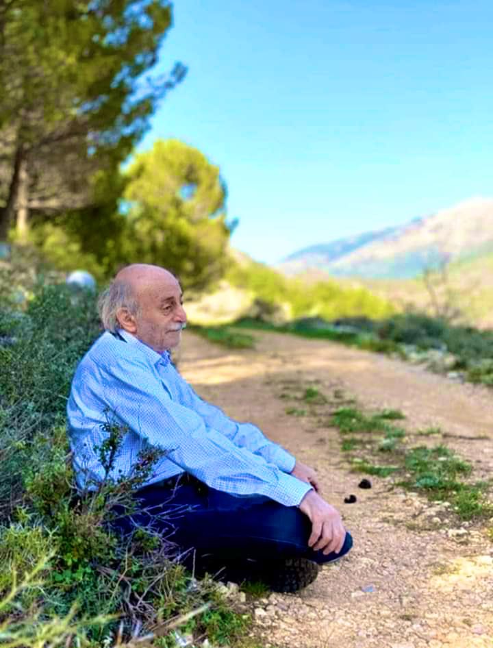Ramikaiss (@ramikaiss4) on Twitter photo لما الوليد إيدو للغيمة مدها
عرفت السما الأرض شو بدها
صارت تشتي عالأرض بوسات
ضحكت الأرض.. دارت للسما خدها
<a href="/walidjoumblatt/">Walid Joumblatt</a> لما الوليد إيدو للغيمة مدها
عرفت السما الأرض شو بدها
صارت تشتي عالأرض بوسات
ضحكت الأرض.. دارت للسما خدها
<a href="/walidjoumblatt/">Walid Joumblatt</a>