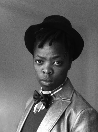 Zanele Muholi (1972)Sud-africaine, elle milite par ses photos pour le droit des personnes LGBT+ et notamment la condition lesbienne dans son pays, où elle est très controversée. Ses photos ont été jugées immorales par le ministre de la culture.