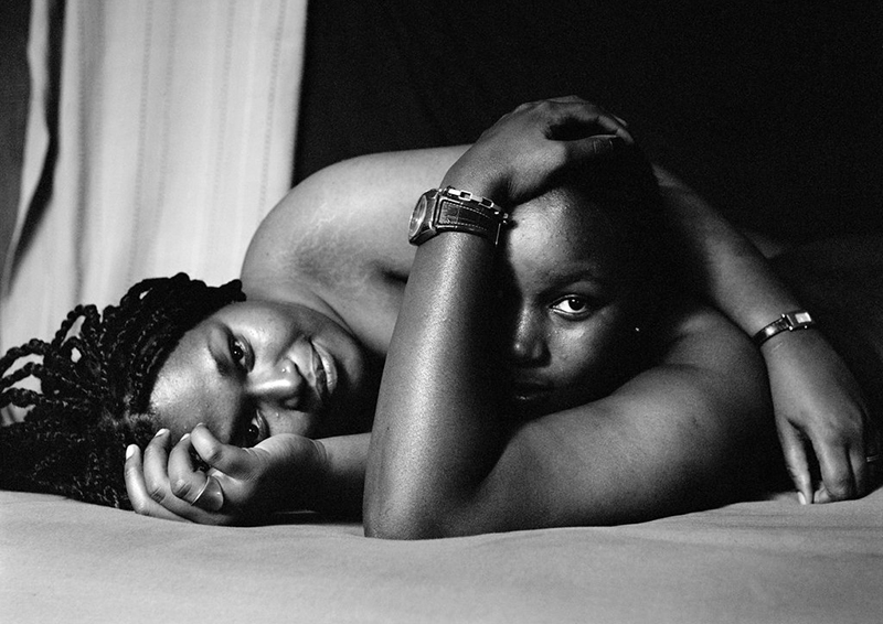 Zanele Muholi (1972)Sud-africaine, elle milite par ses photos pour le droit des personnes LGBT+ et notamment la condition lesbienne dans son pays, où elle est très controversée. Ses photos ont été jugées immorales par le ministre de la culture.