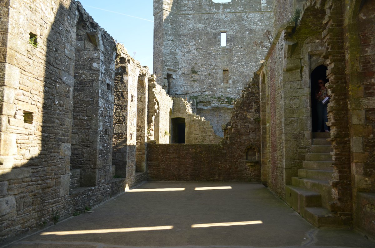 There was a chapel inside the castle, and although open to the elements, you can still pick out some reminders of its daily life  #boltoncastle