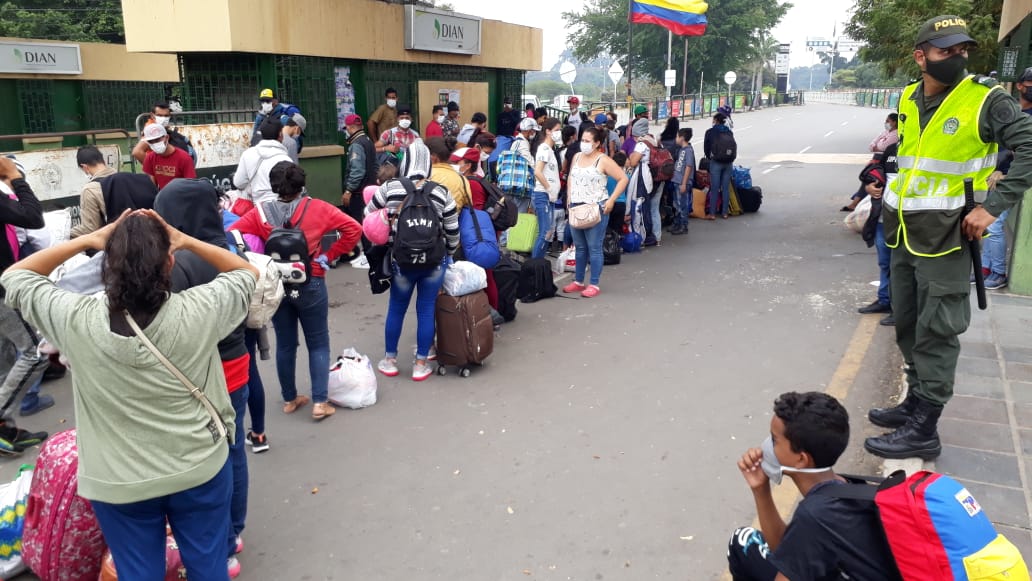 jaarreaza's tweet photo. Estamos registrando y coordinando el regreso de miles de compatriotas desde Colombia. Tod@s son evaluados clínicamente y se realizan las pruebas de despistaje de #Covid_19. Muchos están en tránsito, rumbo a los puestos fronterizos. ¡Bienvenid@s a casa! https://t.co/BKTUJqNneH