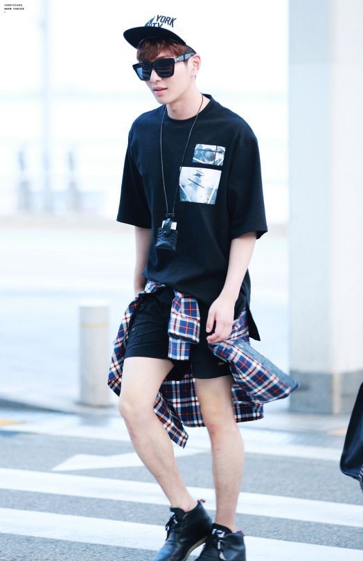 i rlly thought that jinki wears shorts not often.... (at 4 pic reve concert uwu)