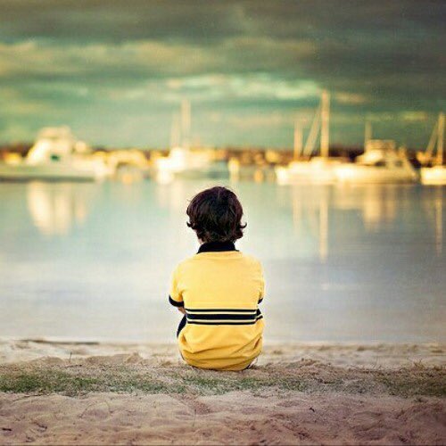 مرّت علي الليلة ..  برد وسلام 
مدري من اللي من يديني سارقه