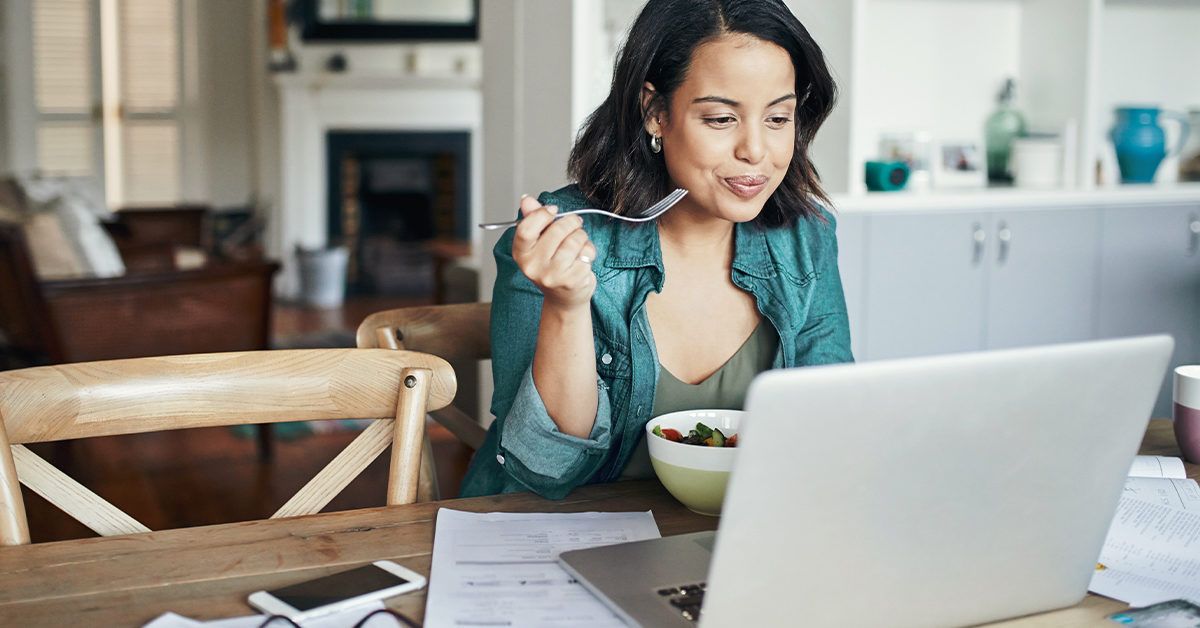 HealthydayT's tweet photo. Everyone stuck at home 🛌 is worried about over-eating 🍕 and is extremely conscious about the amount of food they eat. 🍽

If you need some tips on how to prevent stress eating, 😩✅ then read this guide from the people at @Healthline. 👇
https://t.co/XFSYL8pjzE https://t.co/LSbYz0pLBU