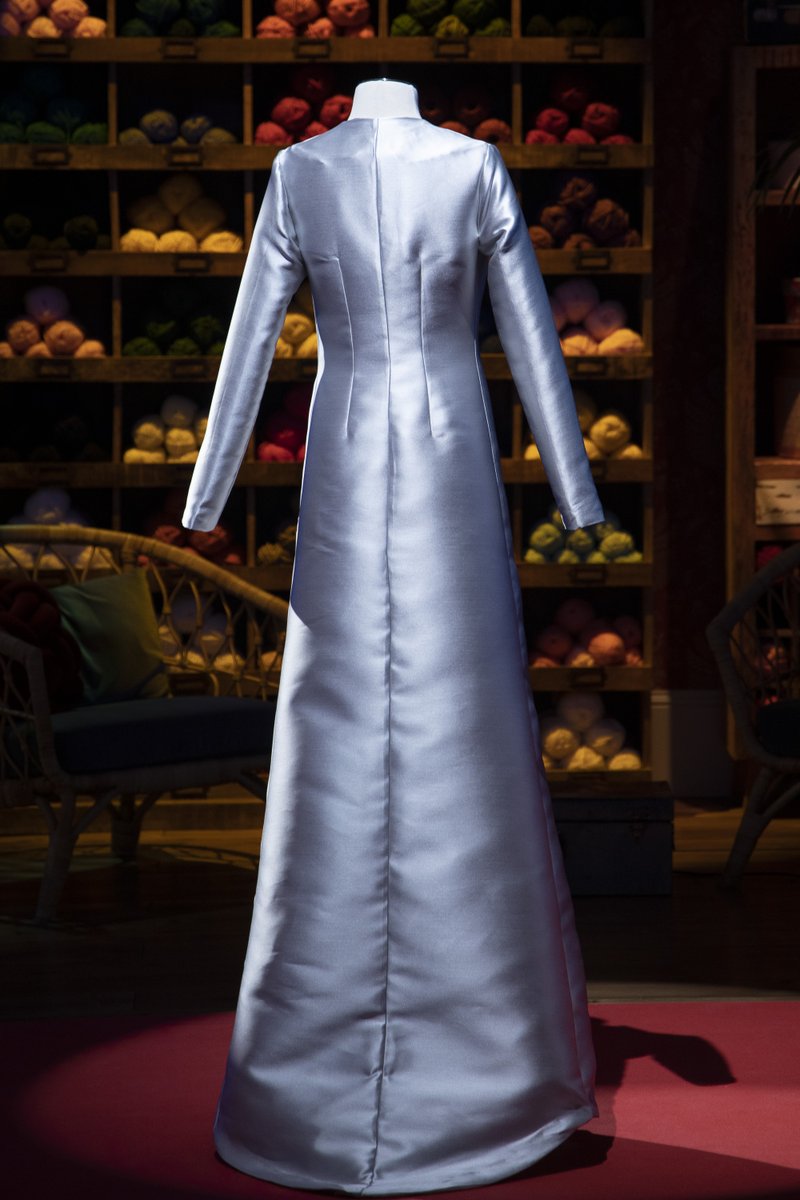 Estudia en detalle el conjunto de dos piezas que <a href="/BegonaMDLC3/">Begoña</a> diseñó y cosió en el duelo final de <a href="/MaestrosCostura/">Maestros de la Costura</a> ¡Un vestido palabra de honor de satén y un abrigo mikado de seda! 💙