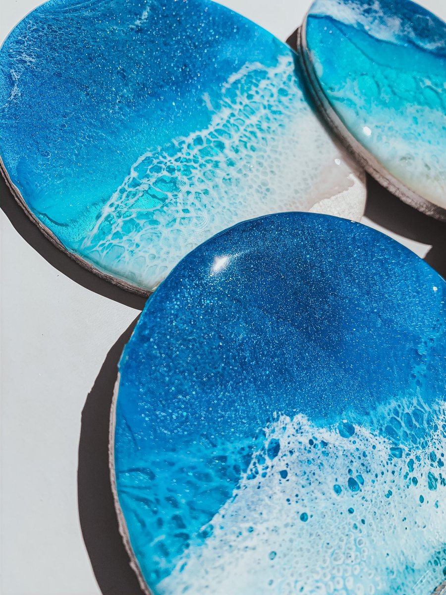 anoileiart's tweet photo. I heard it was #NationalHandmadeDay or something? #resinart #resin #ocean #handmade #amazon #etsy #process #art #artistsontwitter #amazonhandmade https://t.co/VdCAB79FUE