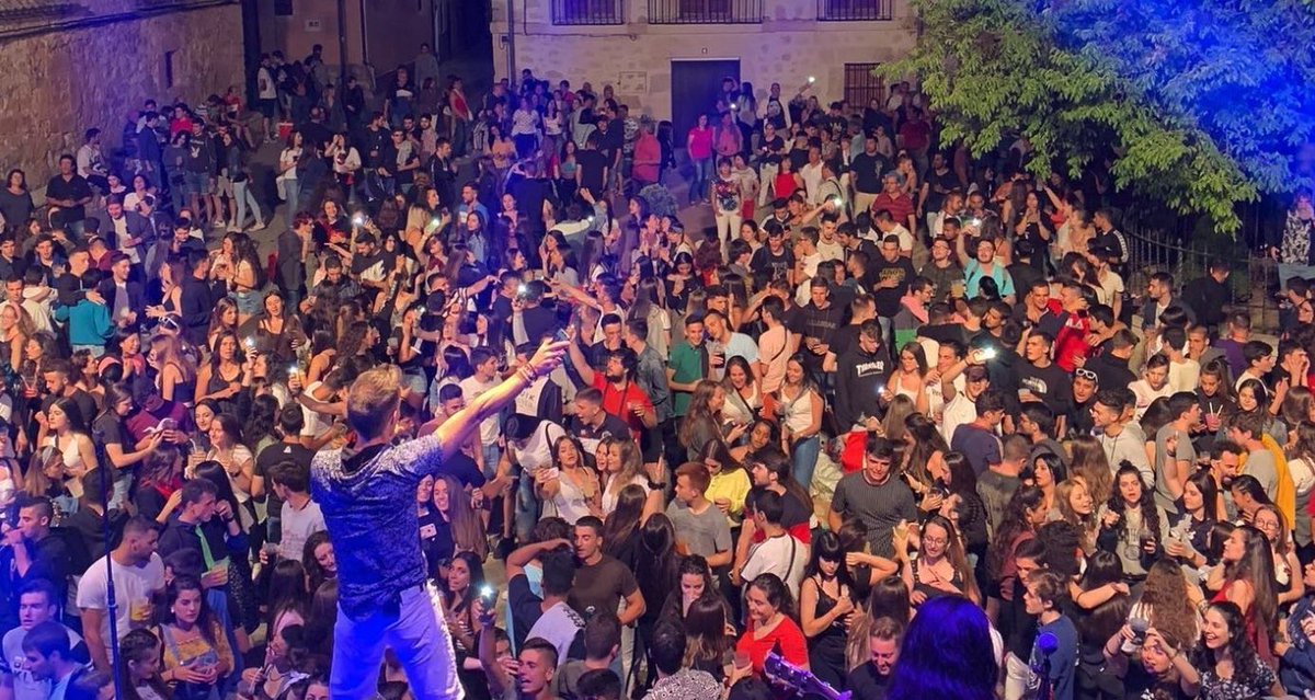_ferguii's tweet photo. Mil veces mejor las fiestas de pueblo, no hay discusión. https://t.co/IPE5OTlCUh