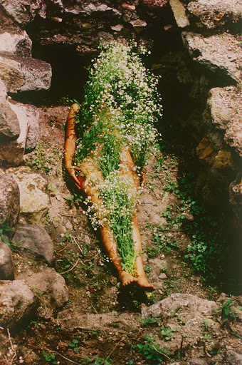 Ana Mendieta (1948-1985)Cette artiste américano-cubaine était également performeuse, sculptrice, peintre. Ses photographies, souvent des autoportraits, parlent du corps féminin et du rapport à la nature.