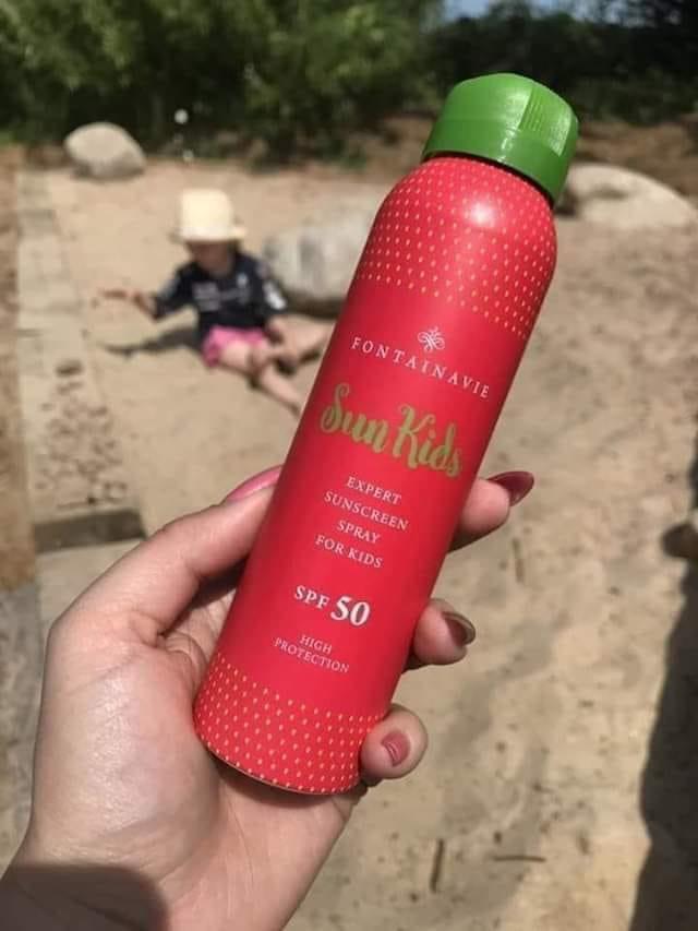 CSluijk's tweet image. De eerste zonnestralen zijn er, bescherming is ook nu van GROOT belang! Onze ☀️spray voor jullie k l e i n t j e s met een UV bescherming van 50, helpt je hierbij! 

‘ Gemakkelijk aan te brengen!
‘ Lichte schuim dringt direct in de huid!

Heeft een unieke geur van 🍓