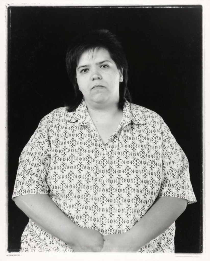 Laura Aguilar (1959-2018)Le travail de cette photographe d'Amérique Latine s'inscrit dans la lutte pour la représentation des corps gros, lesbiens, de couleur... Elle est notamment connue pour ses autoportraits en pleine nature, parfois assimilés à l'éco-féminisme.