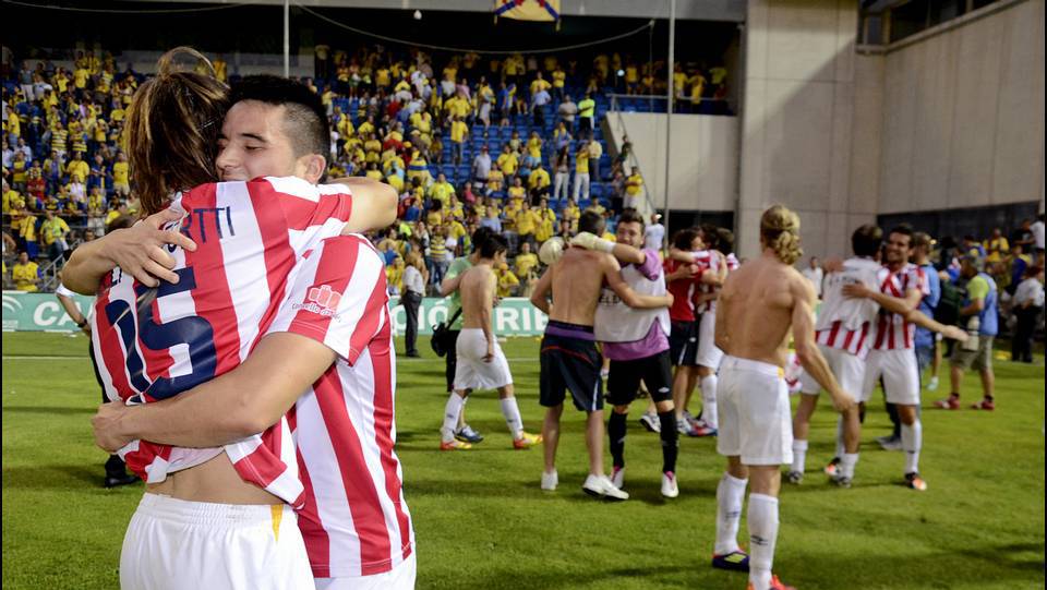 FutbolistasAXEM's tweet photo. #AXEMRetro 🇦🇷 Este sábado de cuarentena, la televisión de Galicia a traves de la señal de @EnXogo_tvG2, revivió el ascenso del #CDLugo a Segunda en España. El delantero Carlos Monti y el Melli José María Belfortti fueron parte de aquel plantel que ascendía por penales ante Cádiz. https://t.co/rWhpYZlSrm