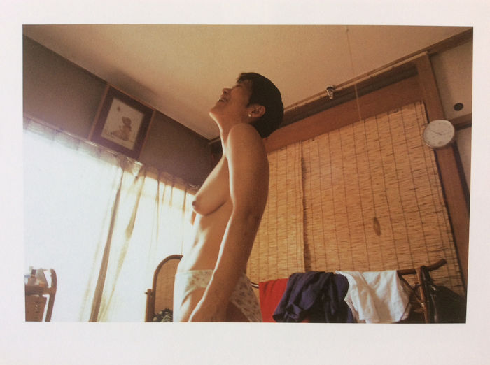 Yurie Nagashima (1973)Artiste plasticienne japonaise, ses photographies sont en grande partie des portraits et autoportraits. Elle se fait connaître en 1993 avec des photos de famille nues.