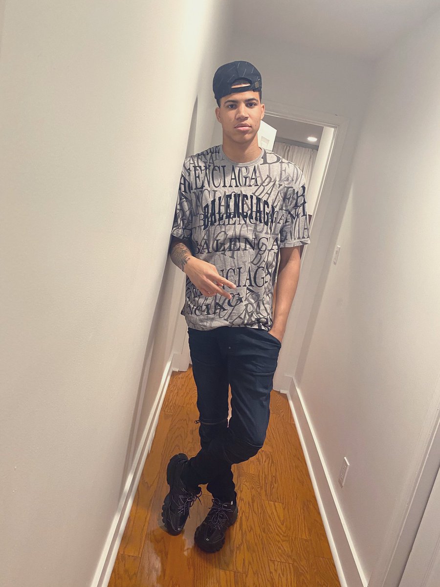 CtreyCoates's tweet photo. “ Balenciaga mamí
No you can’t stop me “ 😅 https://t.co/oIYA1lJn7B