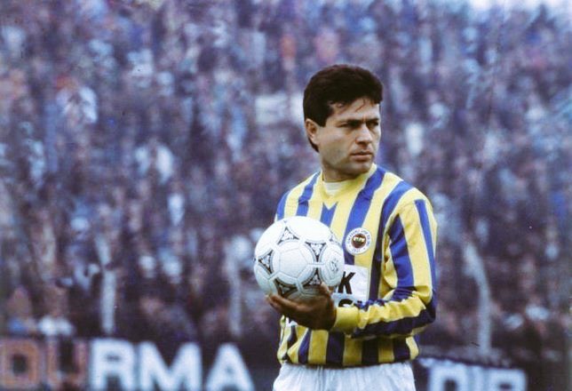 12numaraorg's tweet photo. 3 Temmuz ruhumuzun öncülerinden, Efsanemiz Aykut Kocaman'ın doğum gününü kutlar, sağlık ve huzurun eksik olmamasını dileriz.

#MutluYıllarAykutKocaman https://t.co/lfwu2k0DqE