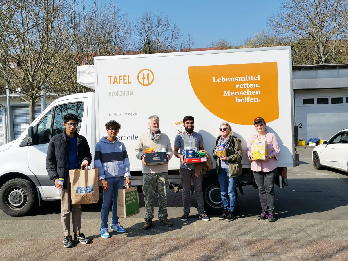 AhmadiyyaJugend's tweet photo. Ob Nachbarschaftshilfen, Blutspenden oder Spenden an die Tafel: Auch in der Krisenzeit sieht es die #AhmadiyyaJugend als ihre Pflicht an, Solidarität zu zeigen und ihren Dienst an die Gesellschaft zu leisten.
#MuslimeMachenMut #WirSindAlleDeutschland #Covid2019 https://t.co/2iC30PMXBV