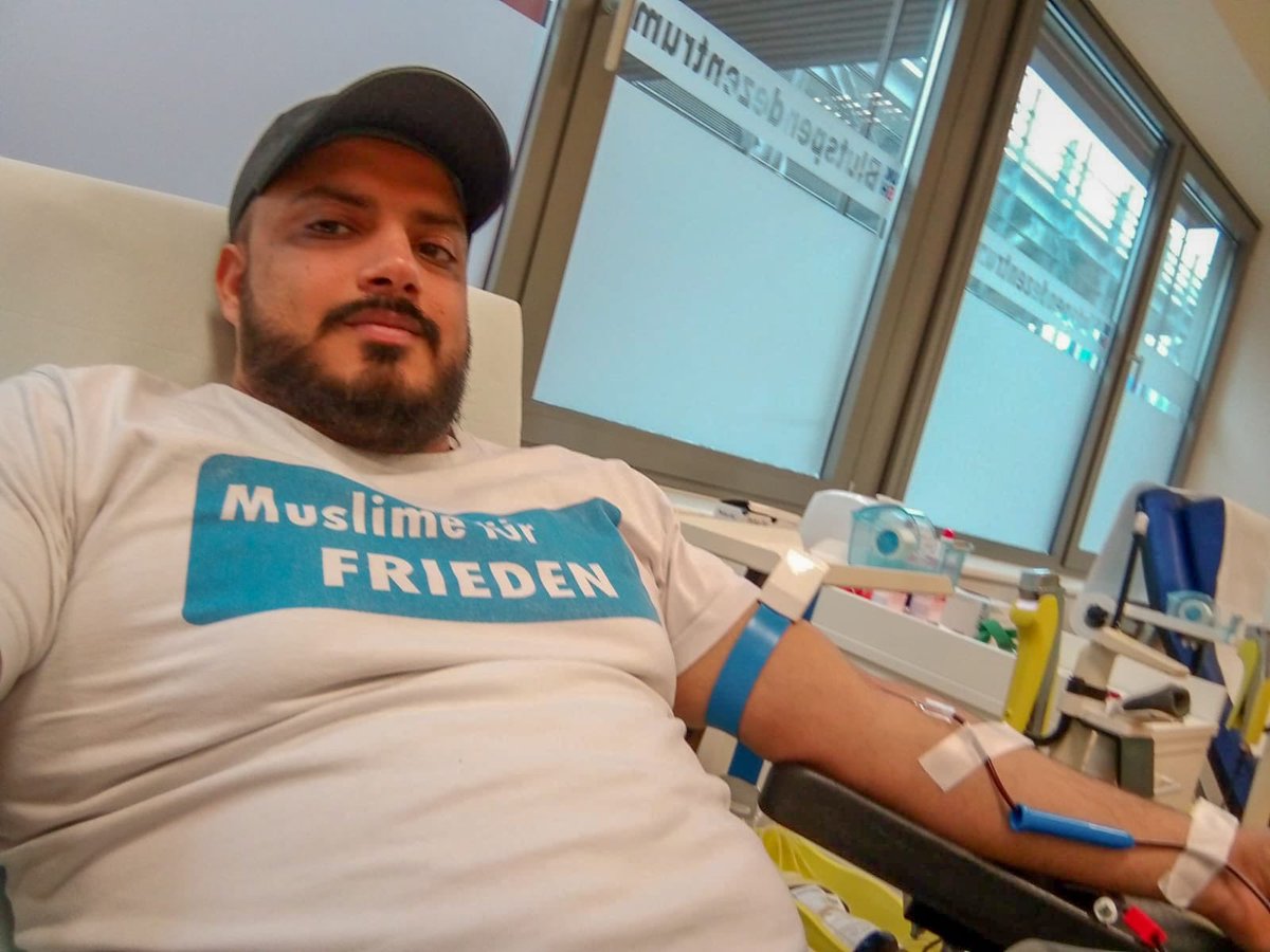 AhmadiyyaJugend's tweet photo. Ob Nachbarschaftshilfen, Blutspenden oder Spenden an die Tafel: Auch in der Krisenzeit sieht es die #AhmadiyyaJugend als ihre Pflicht an, Solidarität zu zeigen und ihren Dienst an die Gesellschaft zu leisten.
#MuslimeMachenMut #WirSindAlleDeutschland #Covid2019 https://t.co/2iC30PMXBV