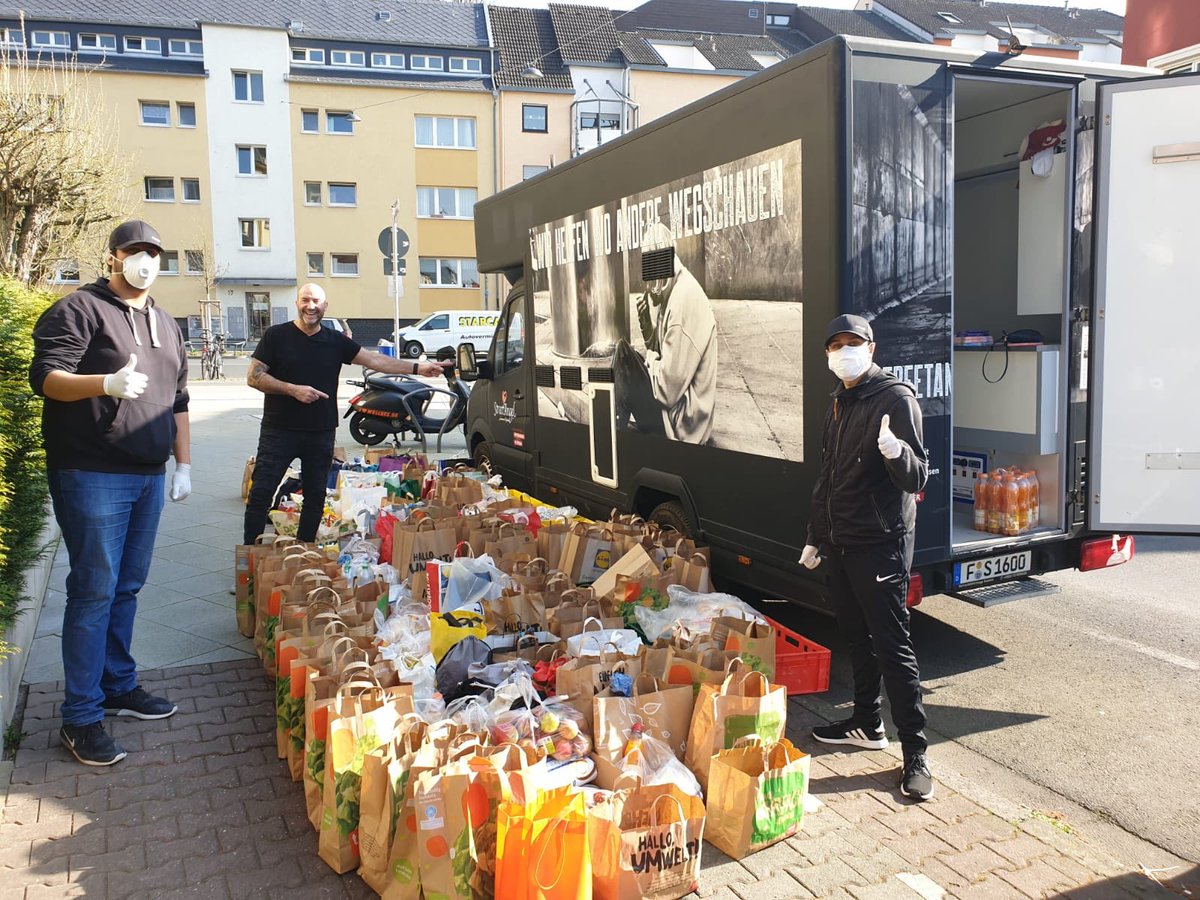 AhmadiyyaJugend's tweet photo. Ob Nachbarschaftshilfen, Blutspenden oder Spenden an die Tafel: Auch in der Krisenzeit sieht es die #AhmadiyyaJugend als ihre Pflicht an, Solidarität zu zeigen und ihren Dienst an die Gesellschaft zu leisten.
#MuslimeMachenMut #WirSindAlleDeutschland #Covid2019 https://t.co/2iC30PMXBV