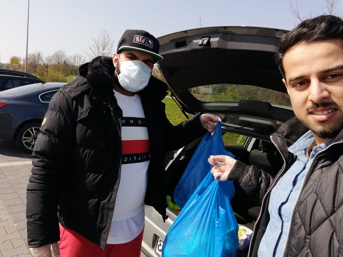 AhmadiyyaJugend's tweet photo. Ob Nachbarschaftshilfen, Blutspenden oder Spenden an die Tafel: Auch in der Krisenzeit sieht es die #AhmadiyyaJugend als ihre Pflicht an, Solidarität zu zeigen und ihren Dienst an die Gesellschaft zu leisten.
#MuslimeMachenMut #WirSindAlleDeutschland #Covid2019 https://t.co/2iC30PMXBV