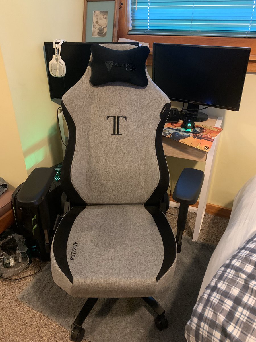 TalkativeOrphan's tweet photo. #secretlab  please don’t roast my set up 😅 https://t.co/F6ZFcIvbM2