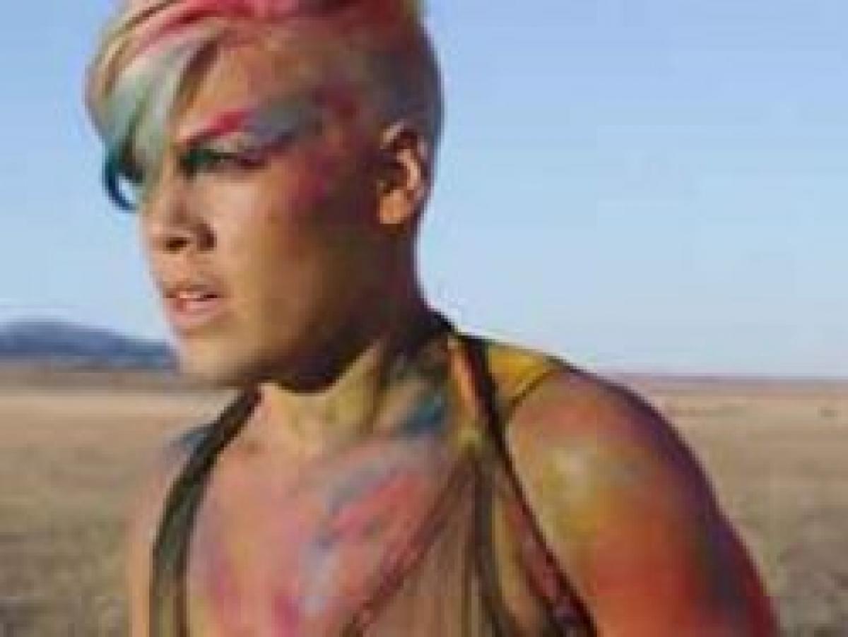 Pink 2011 perfect. Пинк try клип. Pink 2000. Люби меня люби клип. True love пинк.