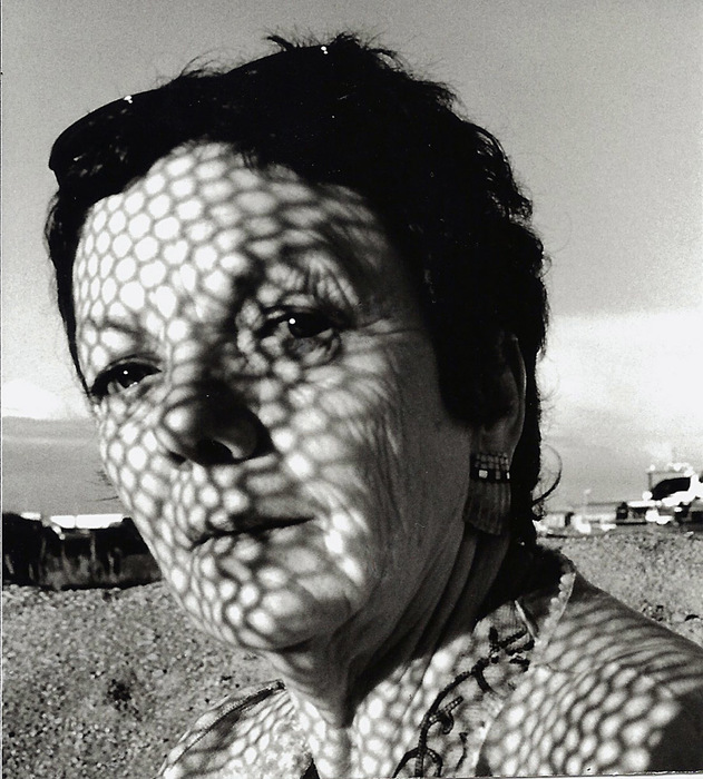 Graciela Iturbide (1942)Elle est considérée comme l'une des photographes les plus importantes du Mexique. Ses photos sont du champ de la documentation, par lequel elle explore les liens entre l'homme et la nature, l'individuel et le culturel...