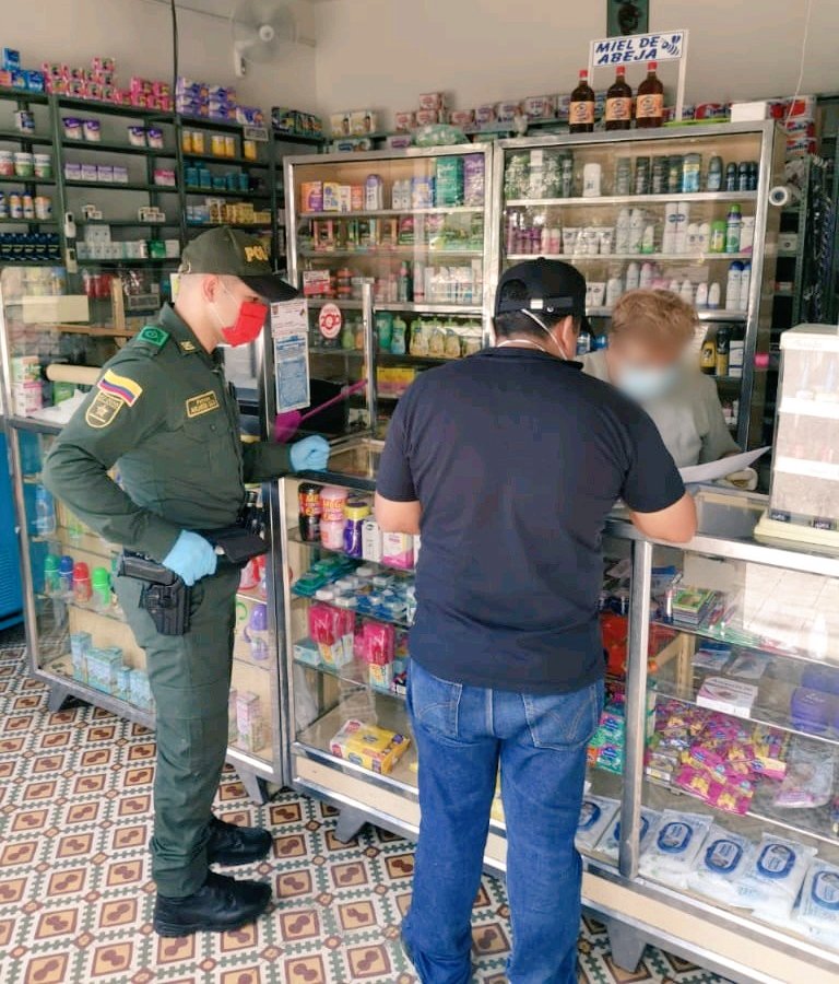 PoliciaNeiva's tweet photo. Con el fin de verificar, precios, costos, acaparamiento y desabastecimiento en las droguerías del municipio de Rivera, llevamos a cabo brigada de control en conjunto con funcionarios de la alcaldía municipal. #SomosUnoSomosTodos #QuedateEnCasa #CoronavirusColombia https://t.co/aWD6VVx8oe