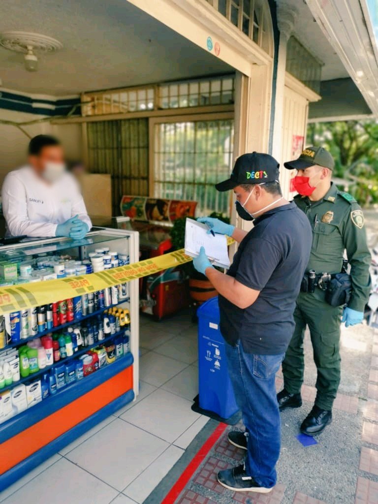 PoliciaNeiva's tweet photo. Con el fin de verificar, precios, costos, acaparamiento y desabastecimiento en las droguerías del municipio de Rivera, llevamos a cabo brigada de control en conjunto con funcionarios de la alcaldía municipal. #SomosUnoSomosTodos #QuedateEnCasa #CoronavirusColombia https://t.co/aWD6VVx8oe