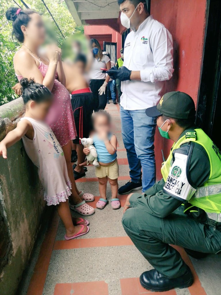 PoliciaNeiva's tweet photo. Nuestra Policia de Infancia y adolescencia, seccional @DIJINPolicia y uniformados del #MNVCC en coordinación con @AlcaldiaNeiva, @MigracionCol e @ICBFColombia, realizaron verificación de derechos y deberes  de migrantes venezolanos residentes en la ciudad. https://t.co/t04yfXahUe