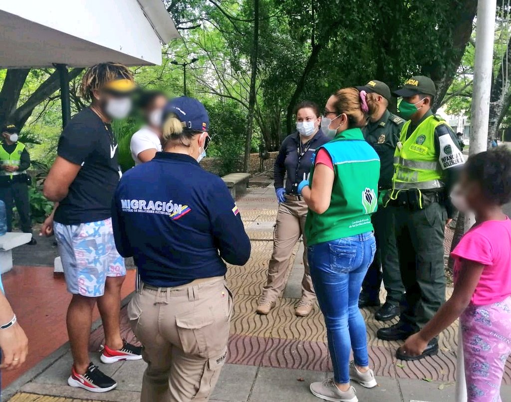 PoliciaNeiva's tweet photo. Nuestra Policia de Infancia y adolescencia, seccional @DIJINPolicia y uniformados del #MNVCC en coordinación con @AlcaldiaNeiva, @MigracionCol e @ICBFColombia, realizaron verificación de derechos y deberes  de migrantes venezolanos residentes en la ciudad. https://t.co/t04yfXahUe