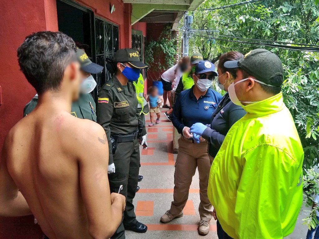 PoliciaNeiva's tweet photo. Nuestra Policia de Infancia y adolescencia, seccional @DIJINPolicia y uniformados del #MNVCC en coordinación con @AlcaldiaNeiva, @MigracionCol e @ICBFColombia, realizaron verificación de derechos y deberes  de migrantes venezolanos residentes en la ciudad. https://t.co/t04yfXahUe