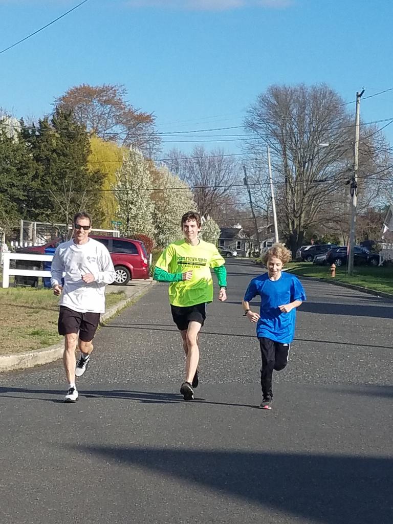 kinch_mary's tweet photo. The moment Dad and sons at same pace... #stilltraining #lionpride #GoThorne #MNtrack https://t.co/EVPfsaiTtN