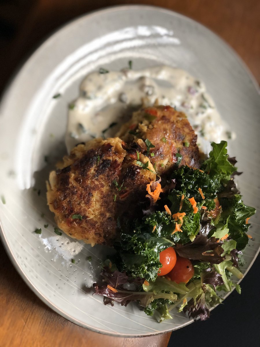 solovely726's tweet photo. Pan Seared Crab Cakes w/ a lemon caper remoulade and a kale/mesclun salad .
#Findmeinthekitchen https://t.co/Pievxtf7eC
