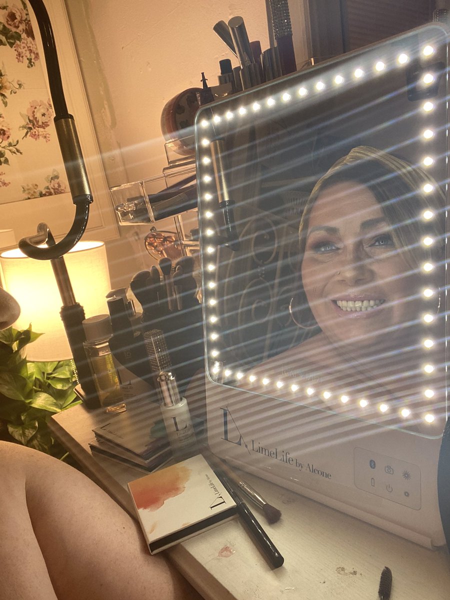 MariaLSantiago's tweet photo. I get paid to play with make up and use my fabulous Riki Skinny Vanity Mirror. IM me if you'd like to join me or if you'd like to purchase a Riki while they're still available! https://t.co/tRX0cl5HHJ