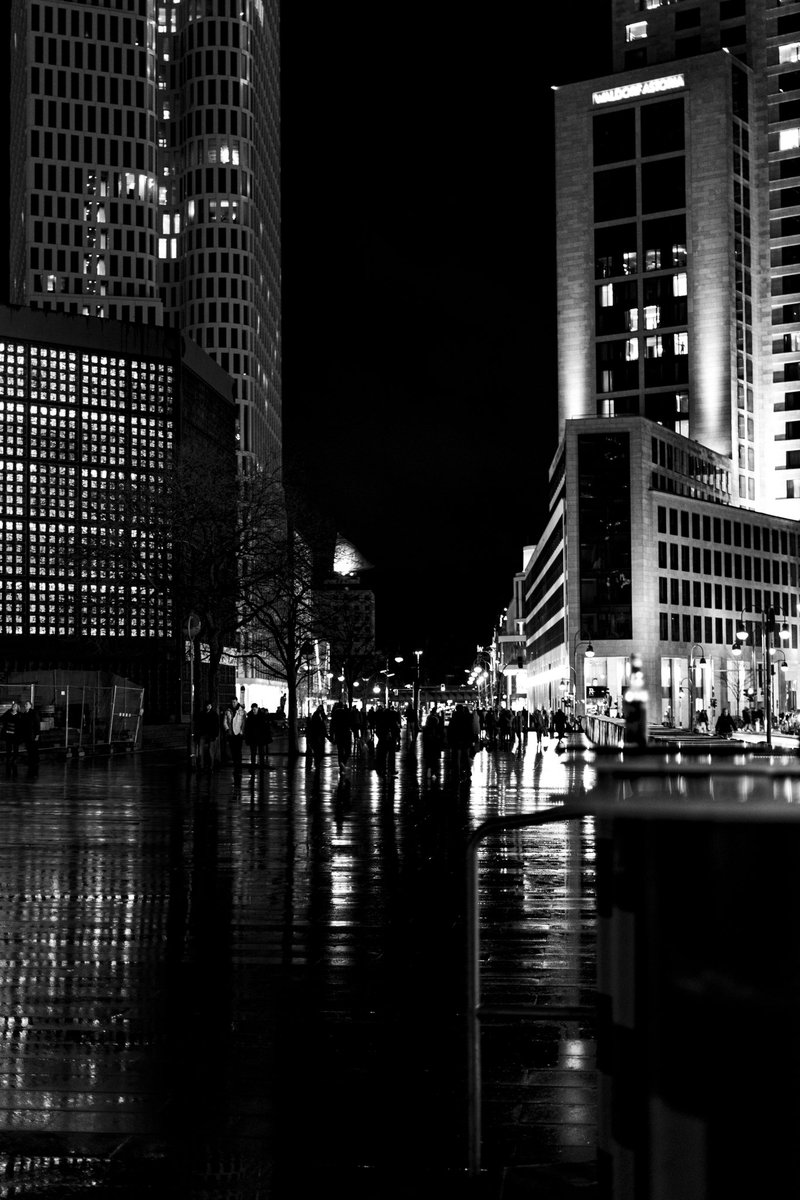 CryxDx2's tweet photo. For those who just can't visit Berlin because of the situation...
I replace my midnight pictures of Life is Strange for a few pictures of Berlin. 
#berlin #germany #visitberlin #photography #art #lights #pictureoftheday #buildings #StayAtHome #wirbleibenzuhause #lightsofberlin https://t.co/CznXh6uEyn