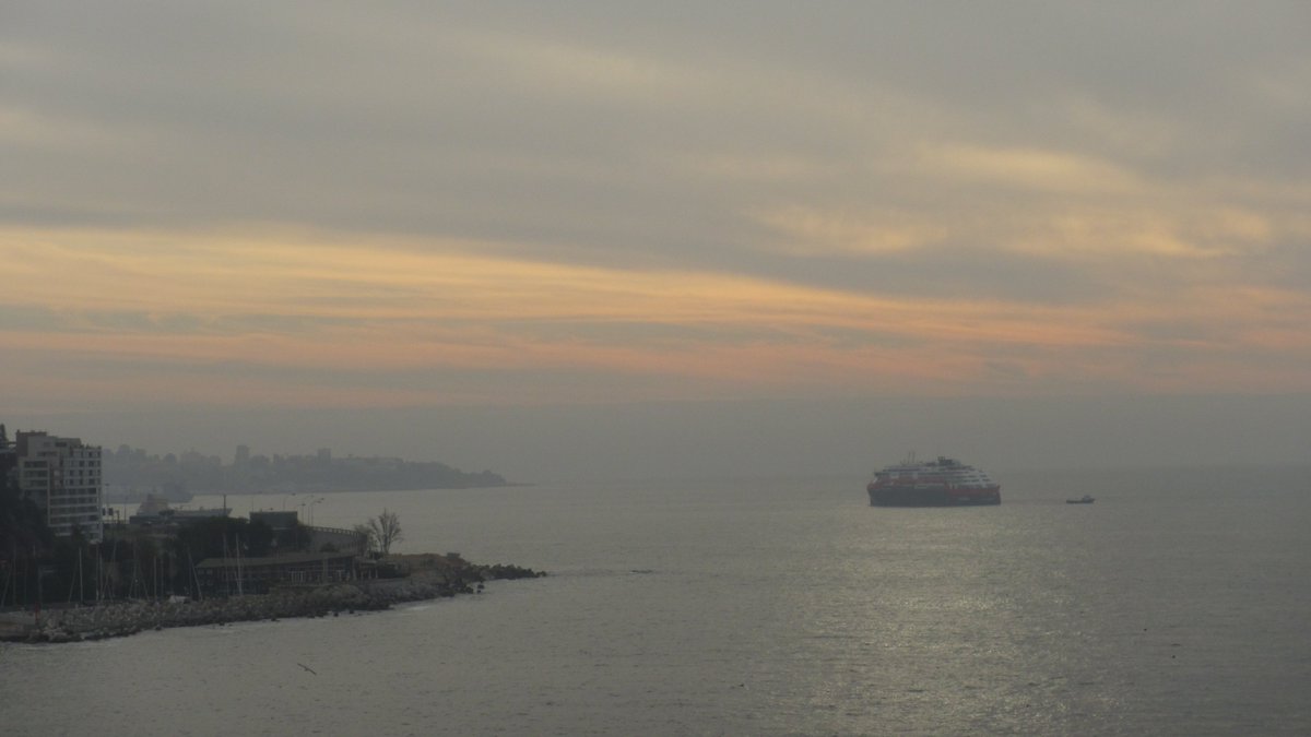 Off_Valpo's tweet photo. @ClimaCoquimbo @Maxigalileo @jtimbles @WeatherStgoRM @cristobalreus @btoledoivanovic @ELTIEMPOCHV @RedMeteoA @AtacamaClima @pmirandat @NicoleLayana @tzingane @Oriettaf @nimbus_82 @edgardolazo @carlos_che_ @mariopereda @DarioAPerezP @michelleadamv @Capuertovalp @TPS_Valparaiso @PortValparaiso @MarineTraffic @SLCruisers @twittcafechile @CruceroAdicto @crucerofun @PortalCruceros @MarejadasUV @ACHIPYC @Maersk @PacificBasin @alexismalll @Sepulinares @RenzoVaccarezza @belenvelasquez @RoloHahn @vmartinezl @Huesoespin @EspinosaMeteo @JLeytonMeteo @Discover_Chile @vadebarcos @shipsphotos @flashjessica @VtpValpo @valparaiso @biobio @PuertoCoquimbo_ @vaguadacostera https://t.co/Gux6RQhwA8 último atardecer de #otoño (con horario de verano) en #Viña_del_Mar bajo un cielo de aspecto "caótico" (distintos tipos de nubes) y el crucero de pasajeros #Roald_Amundsen (NO) fondeado a la gira frente al Faro #Punta_Condell en el Club de Yates #Recreo https://t.co/W5LpOmFNyj