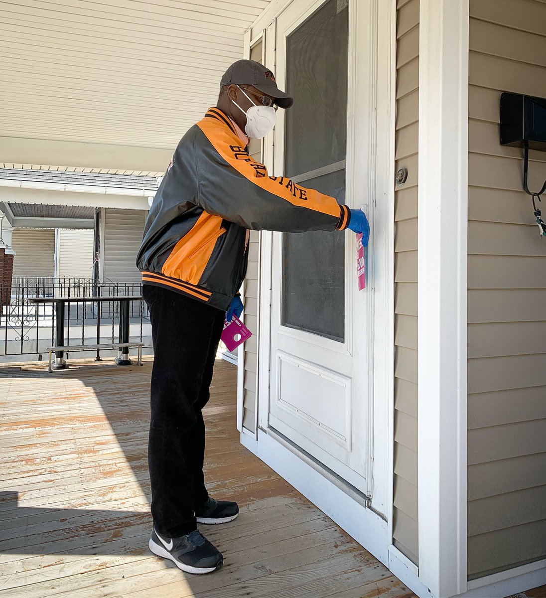 MayorByronBrown's tweet photo. I launched the Good Neighbors Network today. Volunteers, block club members, police & others will be hanging these on every residence in #Buffalo. The door hangers contain good info, including how to get non-emergency help. We will support each other in this difficult situation. https://t.co/o7lAU9HUSc