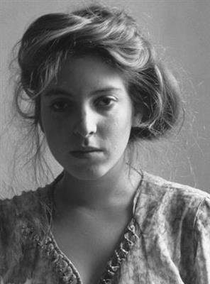 Francesca Woodman (1958-1981)La plupart des photographies de cette jeune américaine sont des autoportraits mis en scène. Son univers est parfois rapproché du Surréalisme. Elle se suicide à 22 ans, nous laissant un très grand nombre d'image.
