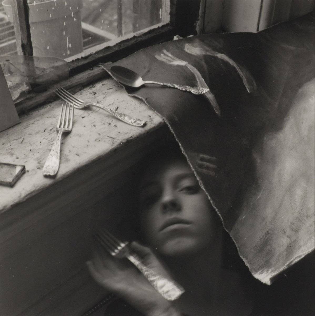 Francesca Woodman (1958-1981)La plupart des photographies de cette jeune américaine sont des autoportraits mis en scène. Son univers est parfois rapproché du Surréalisme. Elle se suicide à 22 ans, nous laissant un très grand nombre d'image.