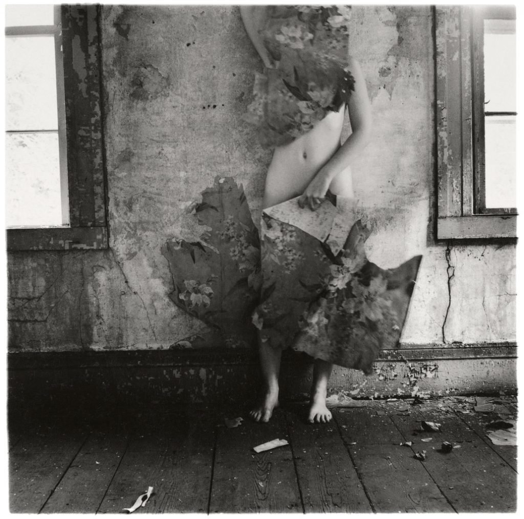 Francesca Woodman (1958-1981)La plupart des photographies de cette jeune américaine sont des autoportraits mis en scène. Son univers est parfois rapproché du Surréalisme. Elle se suicide à 22 ans, nous laissant un très grand nombre d'image.