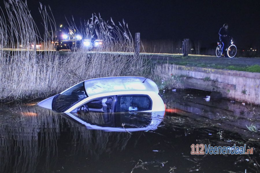Auto te water in #Veenendaal na nemen verkeerde afslag. 112Veenendaal.