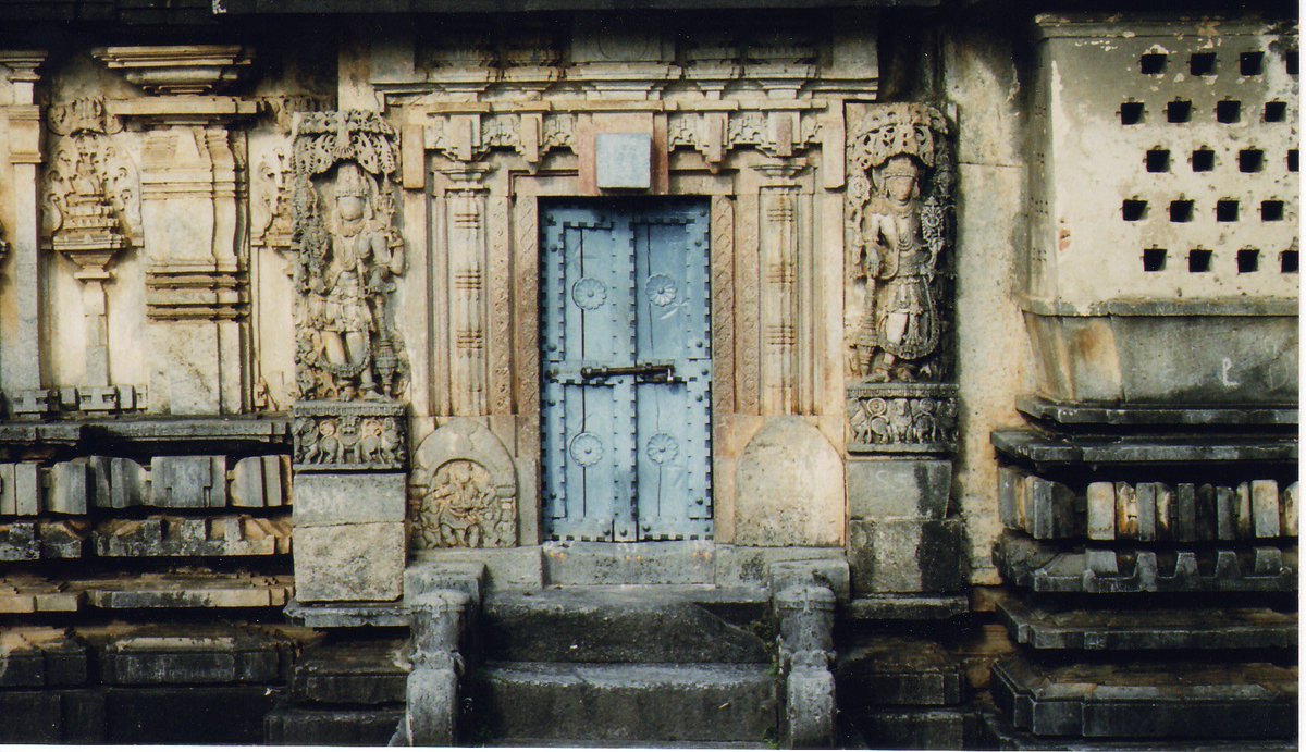 Day 10: Lakshmi Devi TempleDoddagaddavalli KaAn unusual Hoysala temple which has Kadamba style shikharas!Built by Hoysala King Vishnuvardana in 1114CE