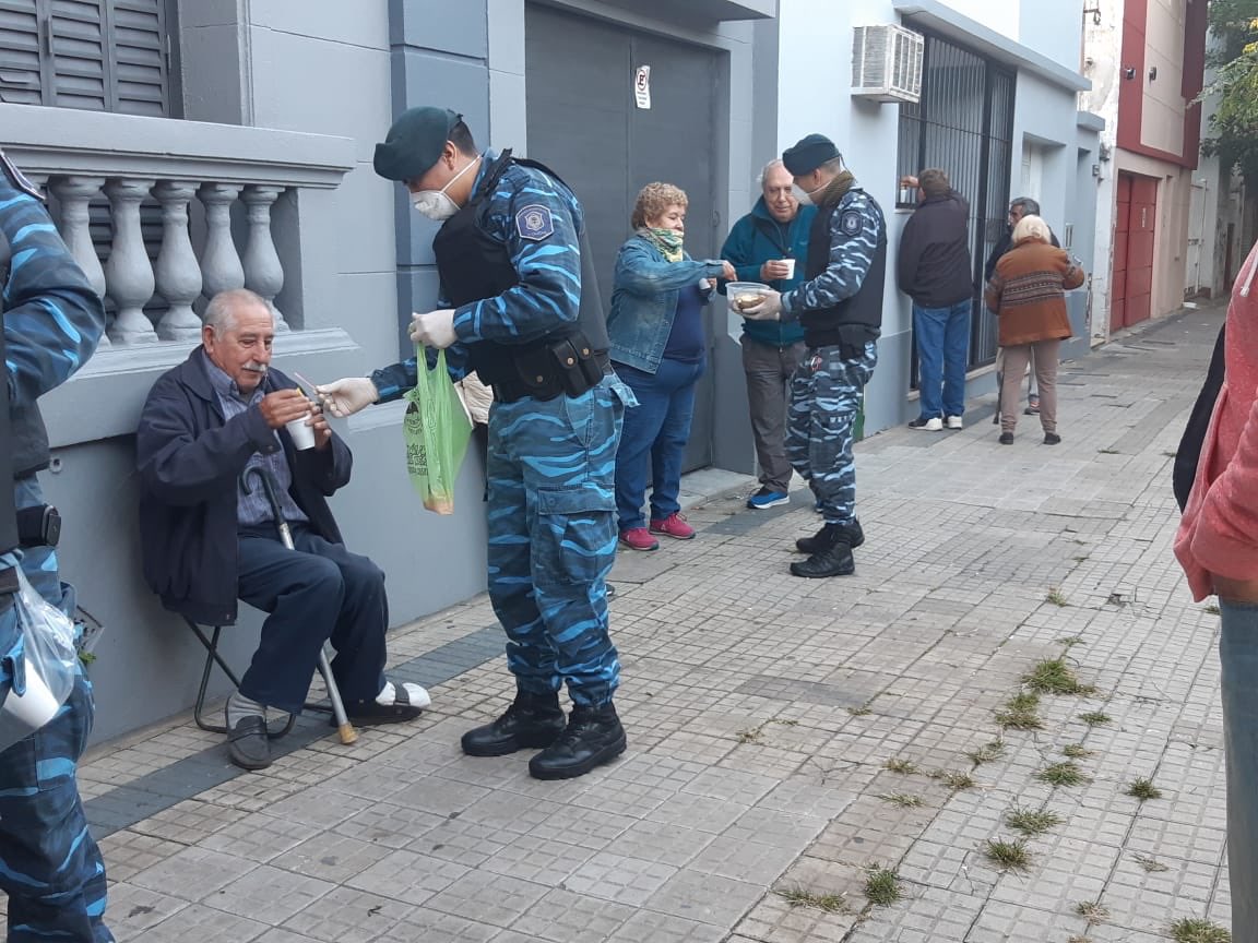 Kicillofok's tweet image. Quiero agradecer a todo el personal de la Policía de la provincia de Buenos Aires por la vocación de servicio y por cuidar día a día a todos los bonaerenses, en especial por la atención que hoy brindaron a los jubilados. 
@SeguridadProv
